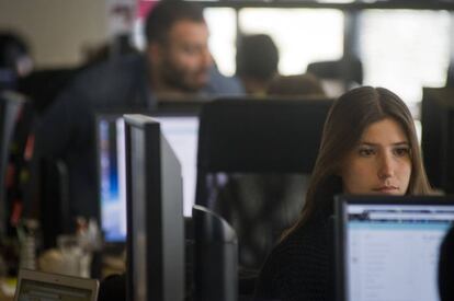 Jóvenes trabajando en una empresa tecnológica.