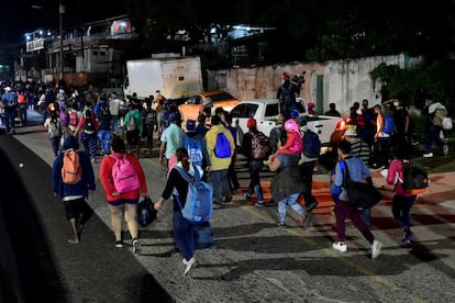 Los migrantes, entre los que hay muchas familias con niños pequeños, salieron de San Pedro Sula para avanzar hacia la frontera con Guatemala.