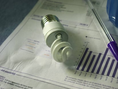 El precio de la luz sube este lunes hasta los 227,45 euros/MWh