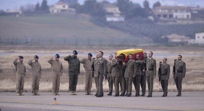 Compañeros del cabo Francisco Javier Soria Toledo portan el féretro con sus restos mortales a su llegada al aeropuerto de Córdoba.