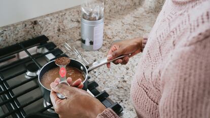 Este utensilio de cocina es muy útil, ocupa poco espacio y es perfecto para tenerlo siempre a mano. GETTY IMAGES.