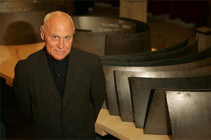 El escultor norteamericano Richard Serra, ante las maquetas del conjunto de esculturas &#39;La materia del tiempo&#39;, instaladas ahora en el Museo Guggenheim de Bilbao.