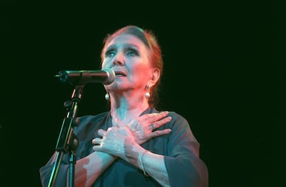 María Dolores Pradera, en una actuación en el Palacio de Congresos de Madrid, en diciembre de 2000.