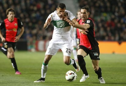 Jonathas pelea por el balón con Trujillo