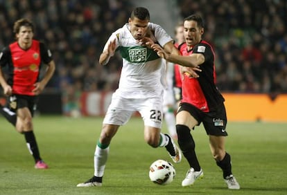 Jonathas pelea por el bal&oacute;n con Trujillo