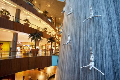 Aquí todo es esplendoroso y exorbitante: el edificio más alto del mundo, el hotel con más estrellas y los grandes almacenes más grandes. En el corazón de Downtown Dubái, Dubai Mall es un interminable centro comercial repleto de tiendas de lujo (tiene 1.300 tiendas), y en el que también se encuentra la impresionante cascada interior de la imagen.