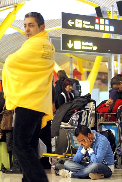 Pasajeros en la Terminal 4 de Barajas.