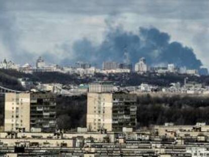 Columnas de humo sobre Kiev, Ucrania.