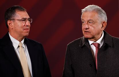 El nuevo subsecretario de Seguridad Ciudadana, Luis Rodríguez Bucio, y el presidente de México, Andrés Manuel López Obrador, durante la conferencia matutina de este lunes en Palacio Nacional.