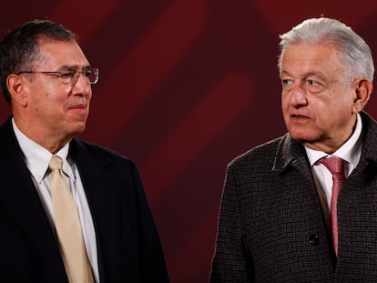 El nuevo subsecretario de Seguridad Ciudadana, Luis Rodríguez Bucio, y el presidente de México, Andrés Manuel López Obrador, durante la conferencia matutina de este lunes en Palacio Nacional.