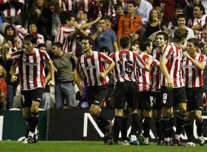 Los jugadores del Athletic celebran el tanto de Javi Martínez.