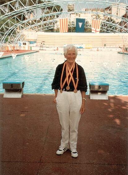 Bernarda Angulo, con tres medallas en un campeonato celebrado en Manresa en 1996.