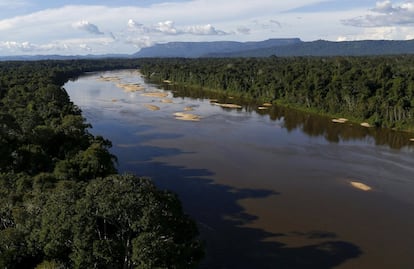 Rio Uraricoera, em terras indígenas, no coração da floresta amazônica, em Roraima.