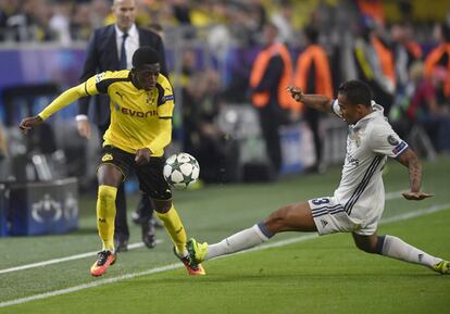 Ousmane Dembele y Danilo disputan el balón. 

