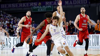 El base esloveno del Madrid, Urban Klavzar, intenta robar el balón a Will Clyburn