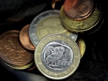 Monedas de euro con una de Grecia al frente.