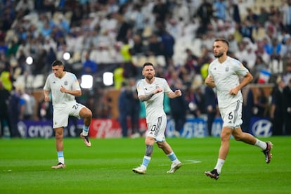 Messi, en el centro, en el césped del estadio antes del inicio del encuentro.