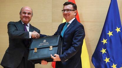 Román Escolano recibe la cartera de ministro de Economía de Luis de Guindos.