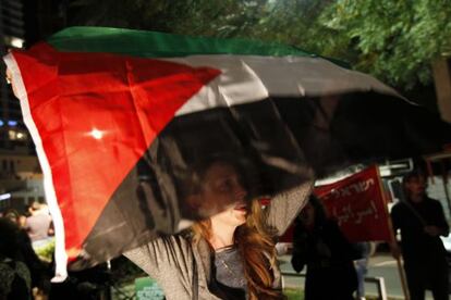 Una mujer israelí se manifiesta en Tel Aviv a favor de la resolución de la ONU de admitir como "Estado observador" a Palestina.