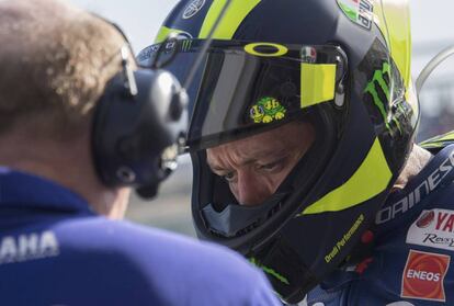 Valentino Rossi habla con un mecánico de Yamaha durante el Gran Premio de Aragón.