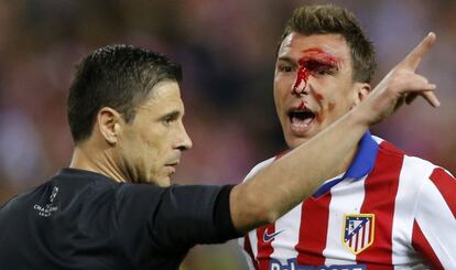 Mandzukic protesta al árbitro, el martes en el Calderón.