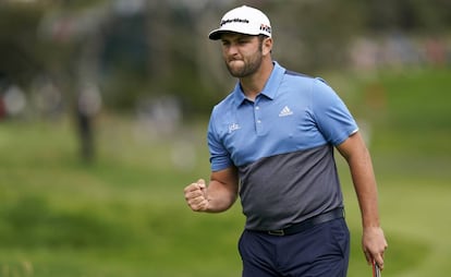 Rahm celebra un birdie en el 13.