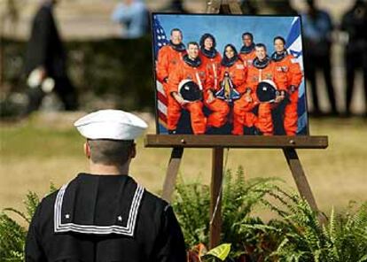 Un soldado rinde homenaje a la tripulación del <i>Columbia</i> en Houston.