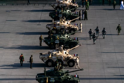 El desfile arrancó a las 11.00 horas con los primeros contingentes partiendo de la avenida 20 de noviembre. En la imagen, tanquetas del Ejército mexicano sobre el Zócalo de Ciudad de México. 