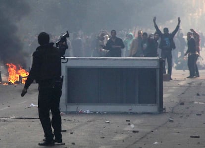 Fuerzas de seguridad egipcias se enfrentan con los partidarios de la Hermandad Musulmana en el tercer aniversario de la sublevación, en el centro de El Cairo.