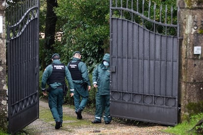 La Guardia Civil abre paso a la prensa en el momento en que el pazo vuelve a manos del pueblo.