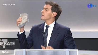 Ciudadanos leader Albert Rivera holding up a piece of pavement.