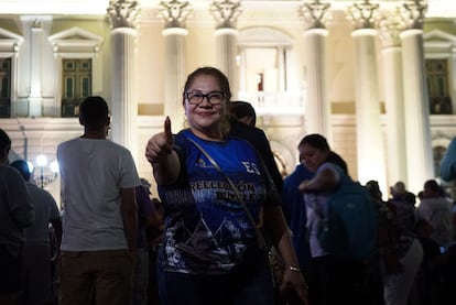 Nelly Ángel festeja el triunfo electoral de Bukele frente al Palacio Nacional.