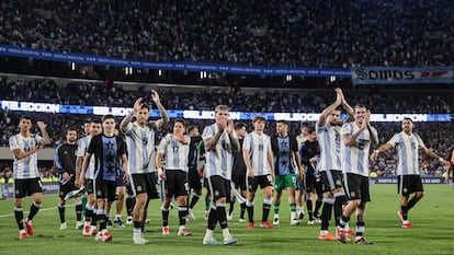 Los jugadores de Argentina celebran, este martes, el triunfo ante el seleccionado de Brasil en el estadio Monumental en Buenos Aires.