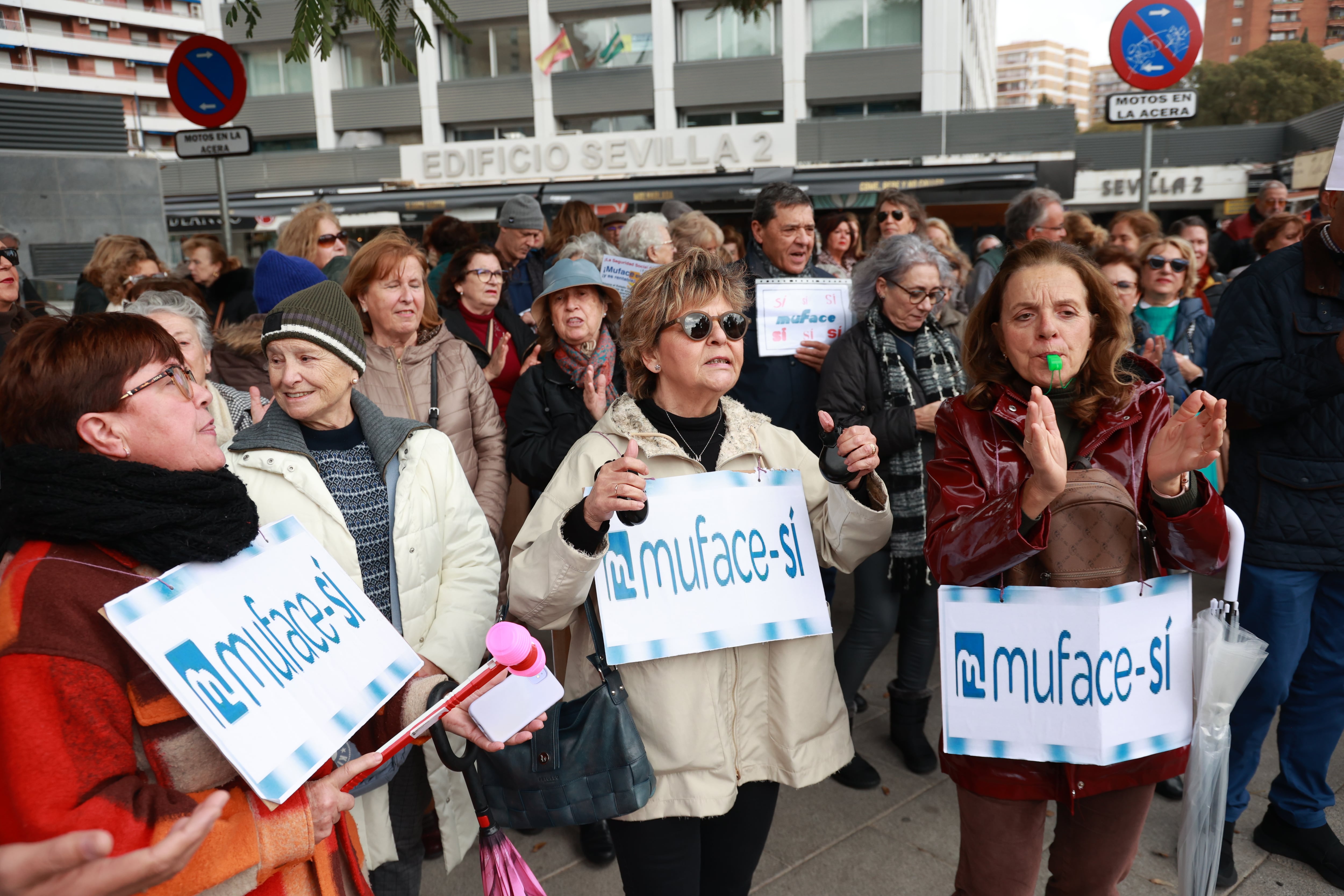 Varios funcionarios se concentran ante la sede provincial de Muface, el 22 de enero de 2025, en Sevilla (Andalucía).