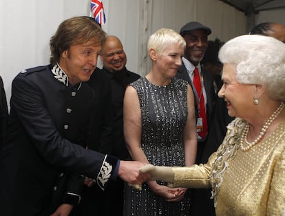 LONDON, ENGLAND - JUNE 04: Queen Elizabeth II meets Sir Paul McCartney (L) and Annie Lennox (C) backstage after the Diamond Jubilee, Buckingham Palace Concert June 04, 2012 in London, England. For only the second time in its history the UK celebrates the Diamond Jubilee of a monarch. Her Majesty Queen Elizabeth II celebrates the 60th anniversary of her ascension to the throne. Thousands of well-wishers from around the world have flocked to London to witness the spectacle of the weekend's celebrations. (Photo by Dave Thompson - WPA Pool/Getty Images)