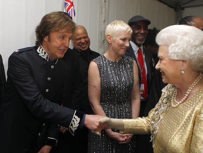 LONDON, ENGLAND - JUNE 04:  Queen Elizabeth II meets Sir Paul McCartney (L) and Annie Lennox (C) backstage after the Diamond Jubilee, Buckingham Palace Concert June 04, 2012 in London, England. For only the second time in its history the UK celebrates the Diamond Jubilee of a monarch. Her Majesty Queen Elizabeth II celebrates the 60th anniversary of her ascension to the throne. Thousands of well-wishers from around the world have flocked to London to witness the spectacle of the weekend's celebrations.  (Photo by Dave Thompson - WPA Pool/Getty Images)