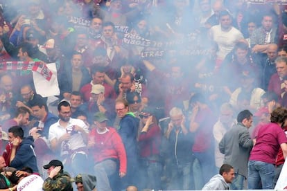 Aficionados del Torino tras la explosión del artefacto.