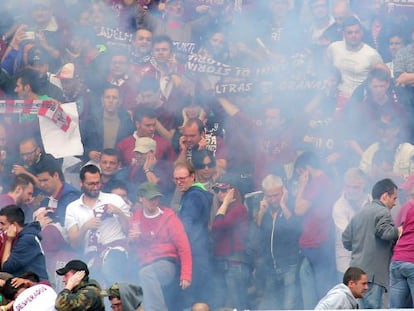 Aficionados del Torino tras la explosión del artefacto.