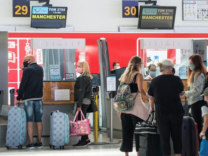 Turistas británicos en la terminal 1 del aeropuerto César Manrique de Lanzarote, el 26 de julio de 2020.