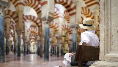 Un visitante observa la mezquita de Córdoba