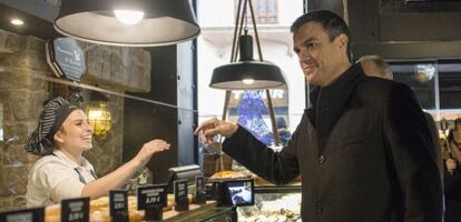 El secretario general del PSOE, Pedro Sánchez, visita un comercio de Palma de Mallorca, antes de participar en un mitin en la localidad de Inca