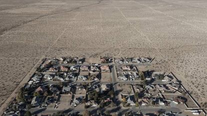 Área habitada de California City, em meio a milhares de ruas vazias no deserto.