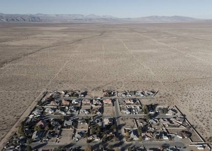 Área habitada de California City, em meio a milhares de ruas vazias no deserto.