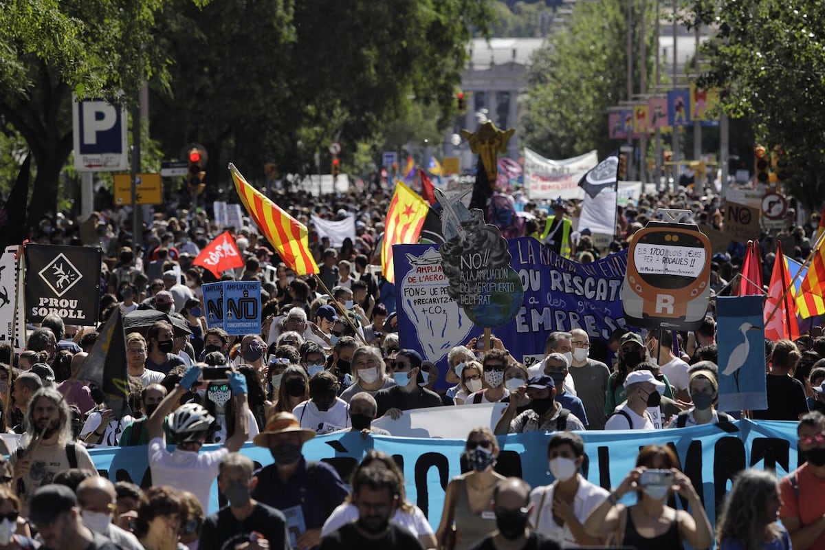 El Prat: Miles de personas se manifiestan en Barcelona sin líderes ...