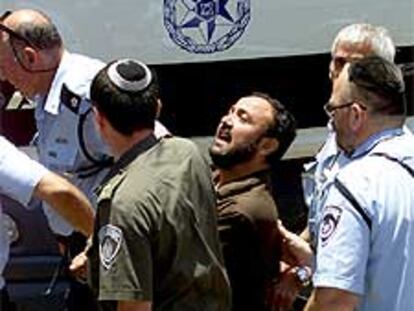 Policías israelíes conducen a Maruan Barguti esta mañana al tribunal para escuchar la sentencia.