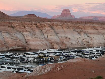 Barcos en la marina del lago Powell, en el río Colorado (Arizona, EE UU), afectado por la sequía, este 3 de septiembre.