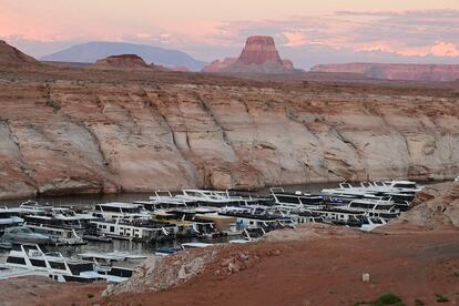 Barcos en la marina del lago Powell, en el río Colorado (Arizona, EE UU), afectado por la sequía, este 3 de septiembre.