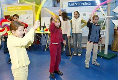 Un grupo de escolares asiste a un taller sobre las bondades de las energías renovables en Vigo.