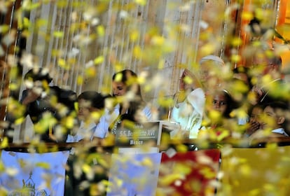 Benedicto XVI saluda desde el balcón.