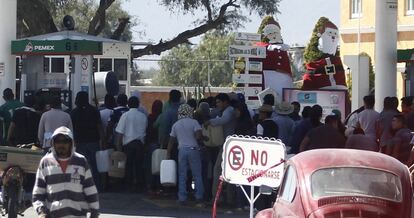 Dezenas de pessoas roubam um posto de gasolina no município de Actopan, no Estado de Hidalgo (México).